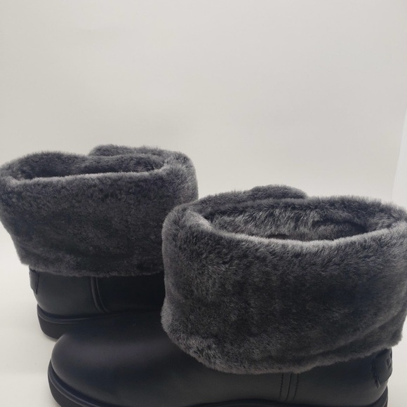 Brand New in Box Ugg women's classic berge mini size 7. - Picture 2 of 7